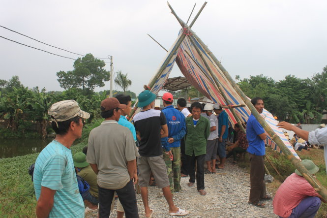 [-]Thanh[-]Hoá:[-]Người[-]dân[-]kéo[-]lên[-]huyện[-]yêu[-]cầu[-]di[-]dời[-]trang[-]trại[-]heo[-]